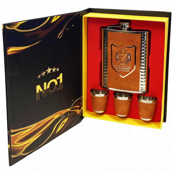 Flachmann-Set in einem Buch mit drei Schnapsgläsern "Настоящий мужик" 240 ml